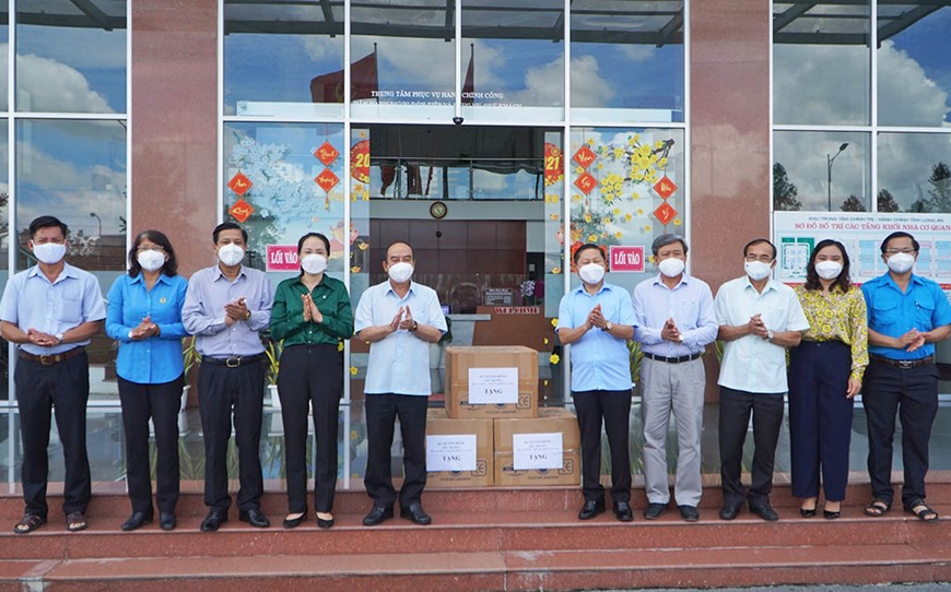 Tiếp nhận khẩu trang do Thứ trưởng Bộ Lao động -Thương binh và Xã hội trao tặng.